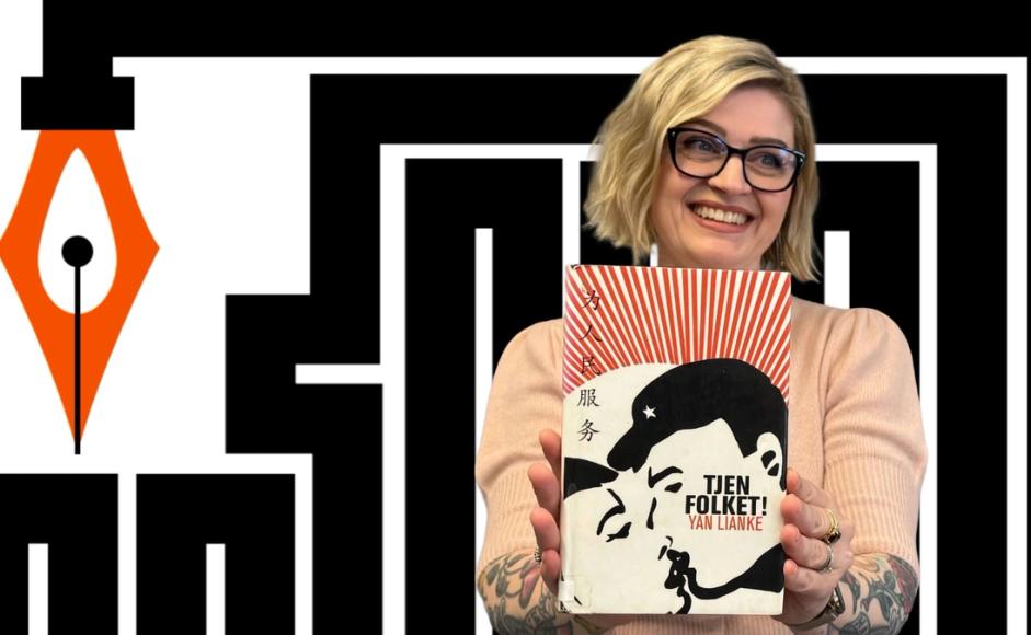 Marianne Hovdan holder boka Tjen folket! foran bakgrunn for Ytringsfrihetsbyen Stavanger
