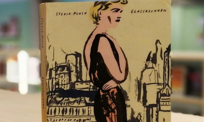 Glassklokken av Sylvia Plath stående på bord