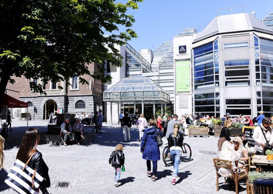 Sølvberget Bibliotek og kulturhus. Bilde fra Arneageren på sommeren med yrende folkeliv.