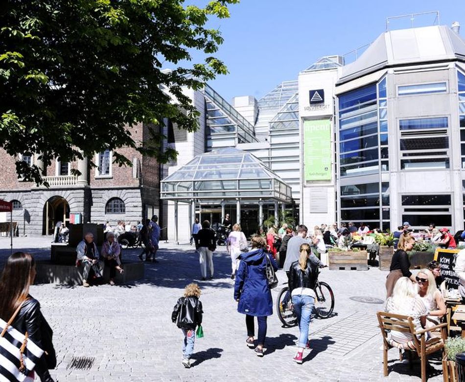 Sølvberget Bibliotek og kulturhus. Bilde fra Arneageren på sommeren med yrende folkeliv.