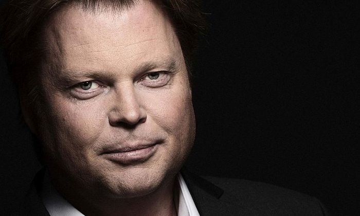 Portrett av Jørn Lier Horst med svart bakgrunn