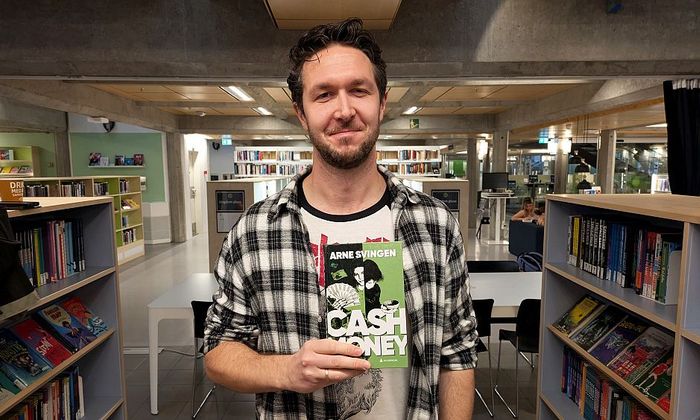 Jørgen Johannessen held boka Cash money i bibliotekmiljø