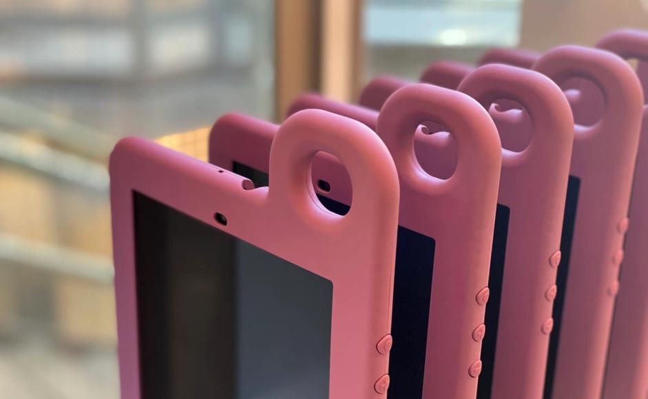 Nettbrett for utlån i biblioteket med gummiert rosa ramme.