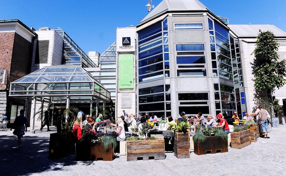 Sølvberget fotografert fra Arneageren i sol