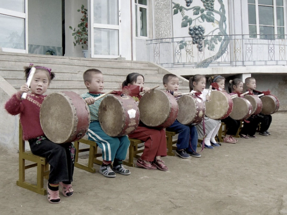 Barn fra Nord-Korea som slår på trommer