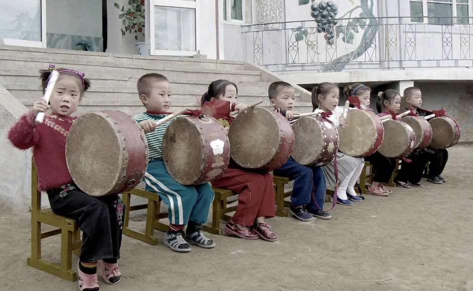 Barn fra Nord-Korea som slår på trommer
