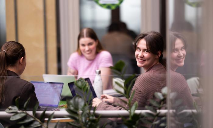 Bilde av unge studenter på Sølvberget