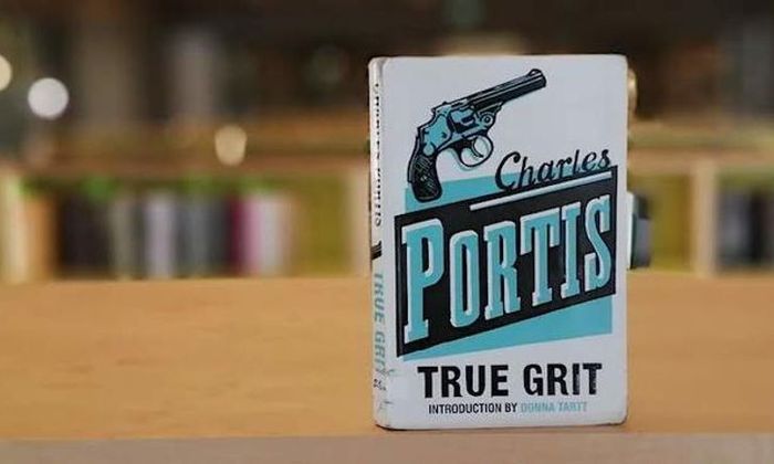 True grit av Charles Portis stående på bord