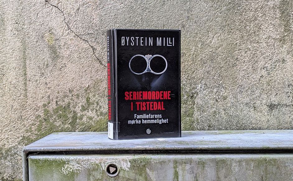 Seriemordene i Tistedalen av Øystein Milli stående i en bakgård