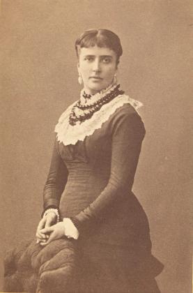Amalie Skram foto: R. Ovesen / Nasjonalbiblioteket https://commons.wikimedia.org/wiki/File:Portrett_av_Amalie_Skram,_1877_(cropped).jpg