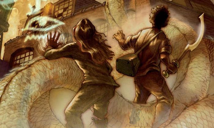 Utdrag fra omslaget til Rick Riordans bok Den røde pyramiden