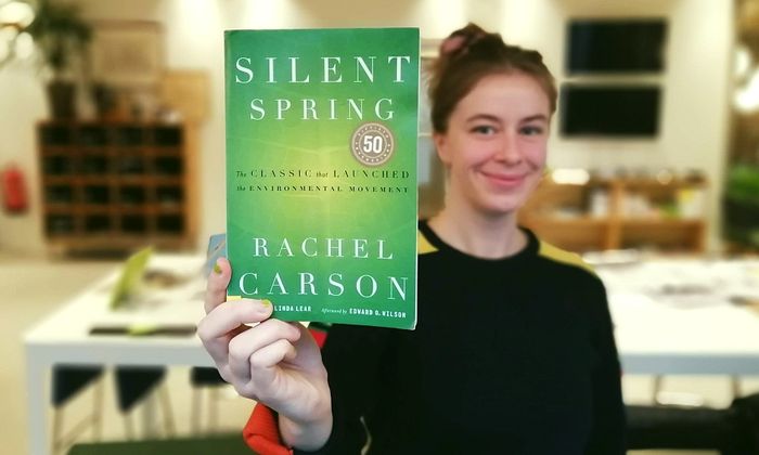 Hannah Ersland holder boka Silent Spring av Rachel Carson