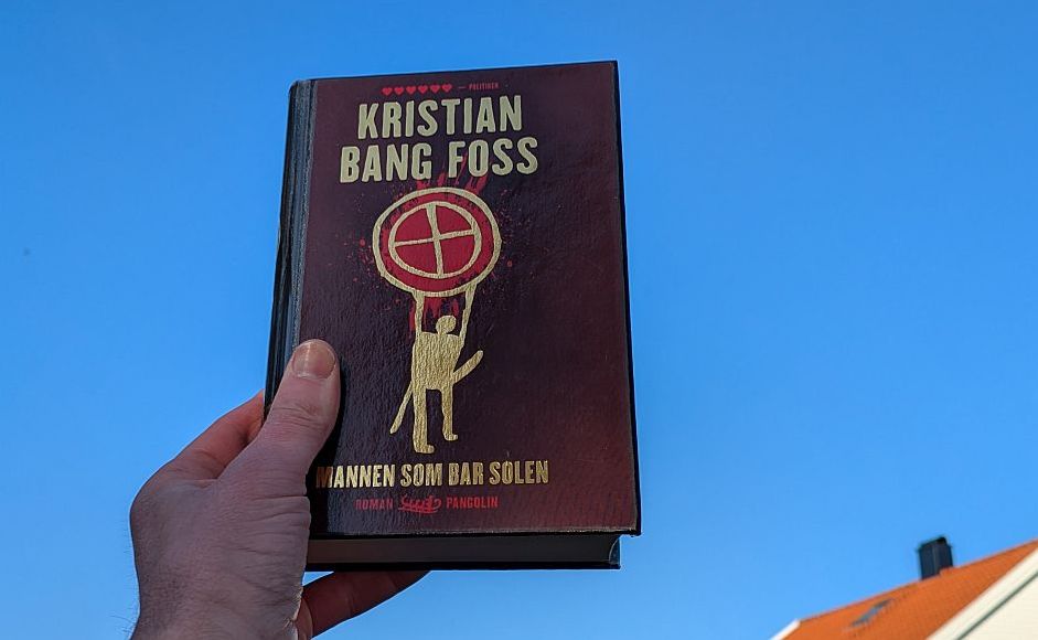 Mannen som bar solen av Kristian Bang Foss holdt foran en blå himmel