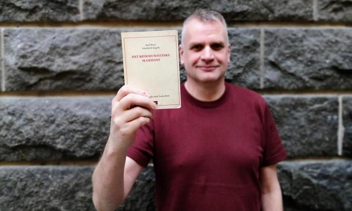 Yngve Anda holder Det kommunistiske manifest