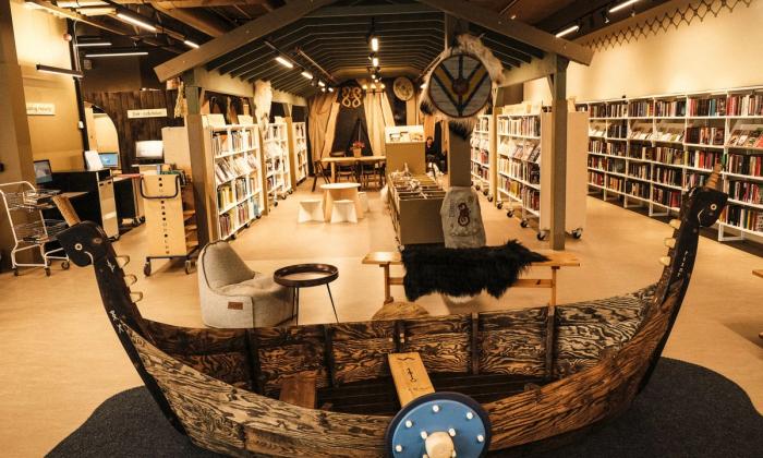 Vikingbåt er en del av interiøret på nye Madla bibliotek.