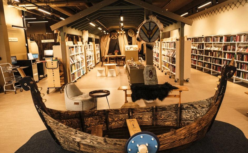 Vikingbåt er en del av interiøret på nye Madla bibliotek.