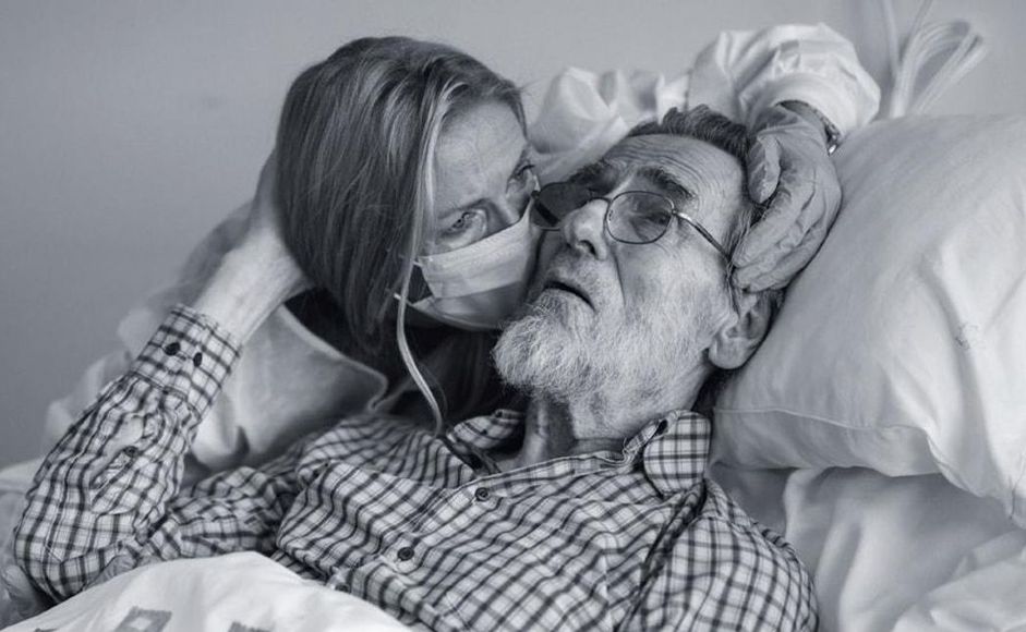 Helene Sandvik har skrevet bok om sin demente far som hun gir en klem
