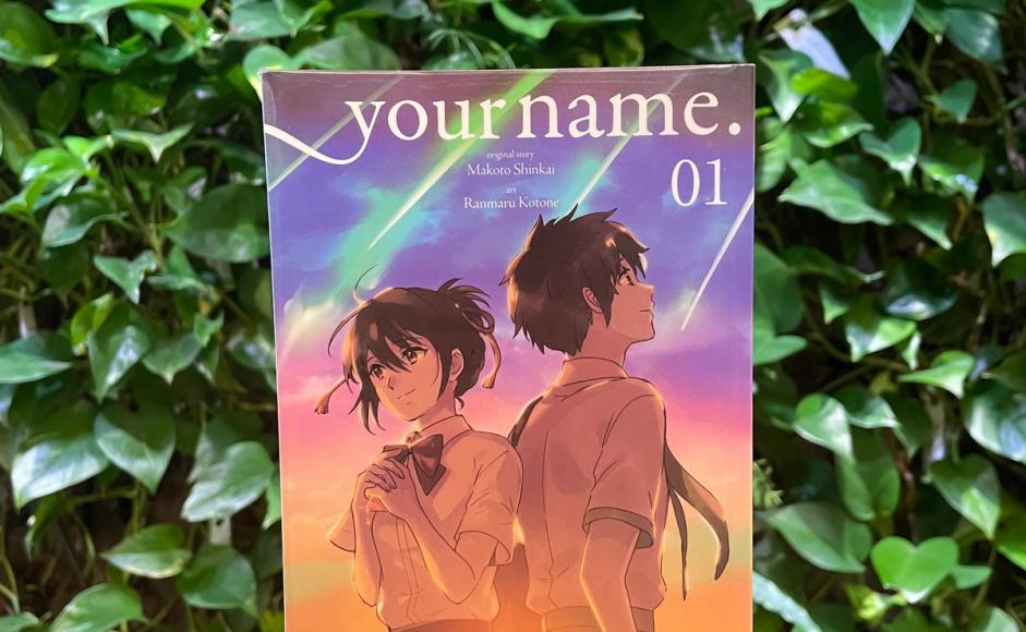 Forsiden til mangaen Your name foran en vegg med blader