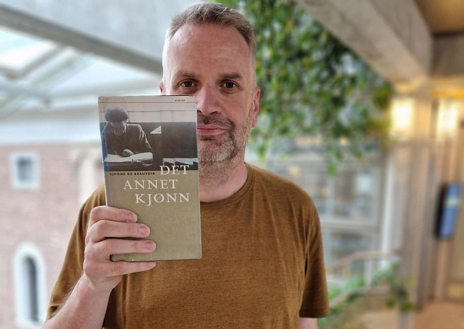 Yngve B. Anda holder boka Det annet kjønn av Simone de Beauvoir