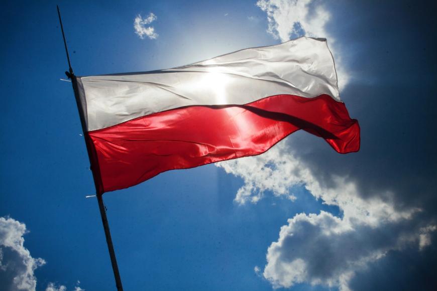 Polsk flagg som vaier i vinden