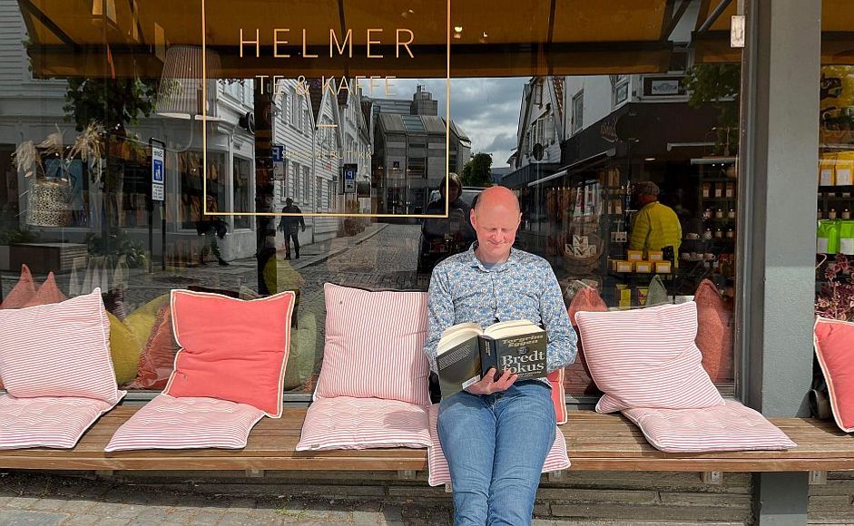 Åsmund Ådnøy leser Torgrim Eggens bok Bredt fokus utenfor Helmer te og kaffe i Stavanger.jpg