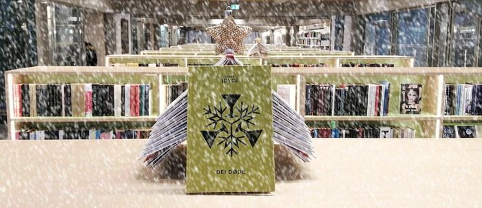 Dei døde av James Joyce stående i bibliotek med snø