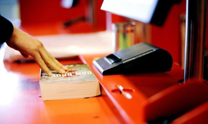 En bok registreres på utlånsautomaten i 1. etasje på Sølvberget