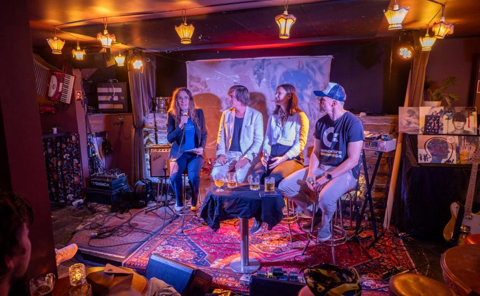 Kapittel-arrangement på utestedet BlygeHarry 2024 med fire personer på scenen