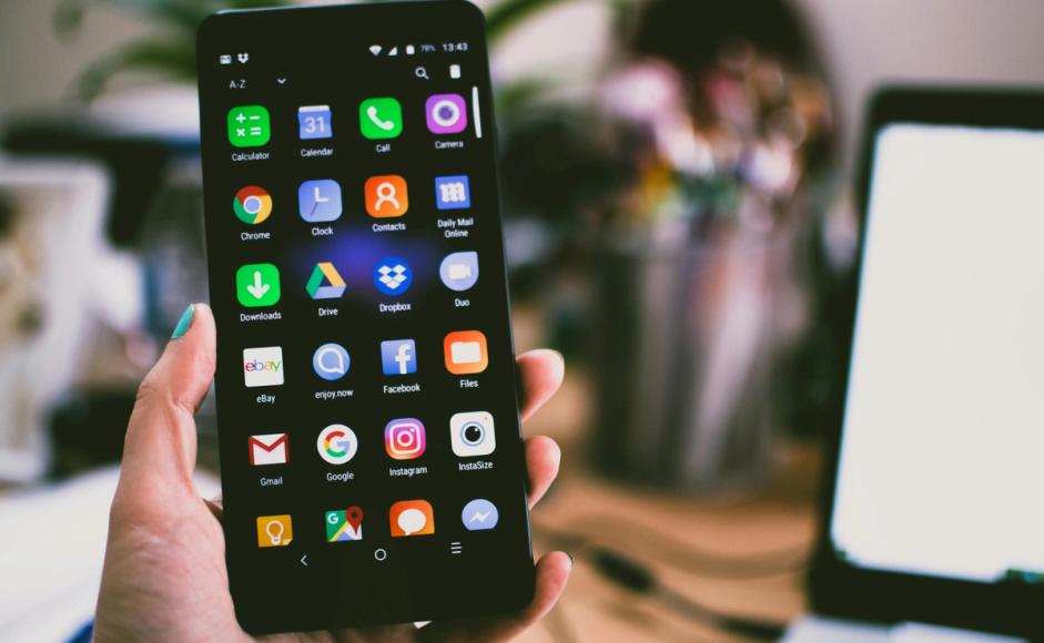 Bilde av en telefon med forskjellge apper