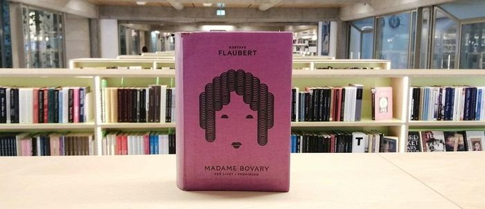 Madame Bovary av Gustave Flaubert stående på hylle i biblioteket