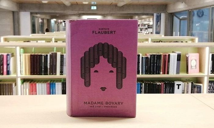 Madame Bovary av Gustave Flaubert stående på hylle i biblioteket