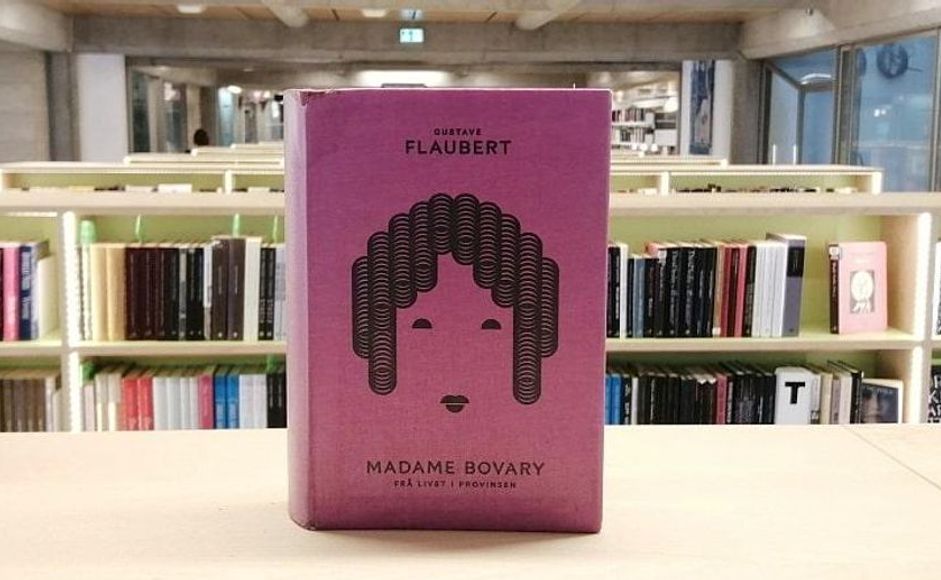 Madame Bovary av Gustave Flaubert stående på hylle i biblioteket