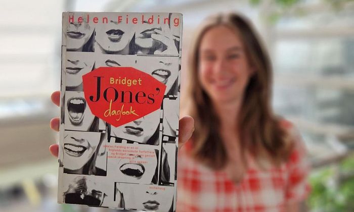 Hannah Ersland holder boka Bridget Jones' dagbok mot kamera