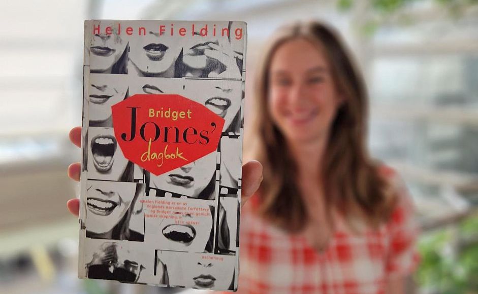 Hannah Ersland holder boka Bridget Jones' dagbok mot kamera