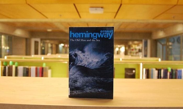 Den gamle mannen og havet av Ernest Hermingway bok i bibliotek