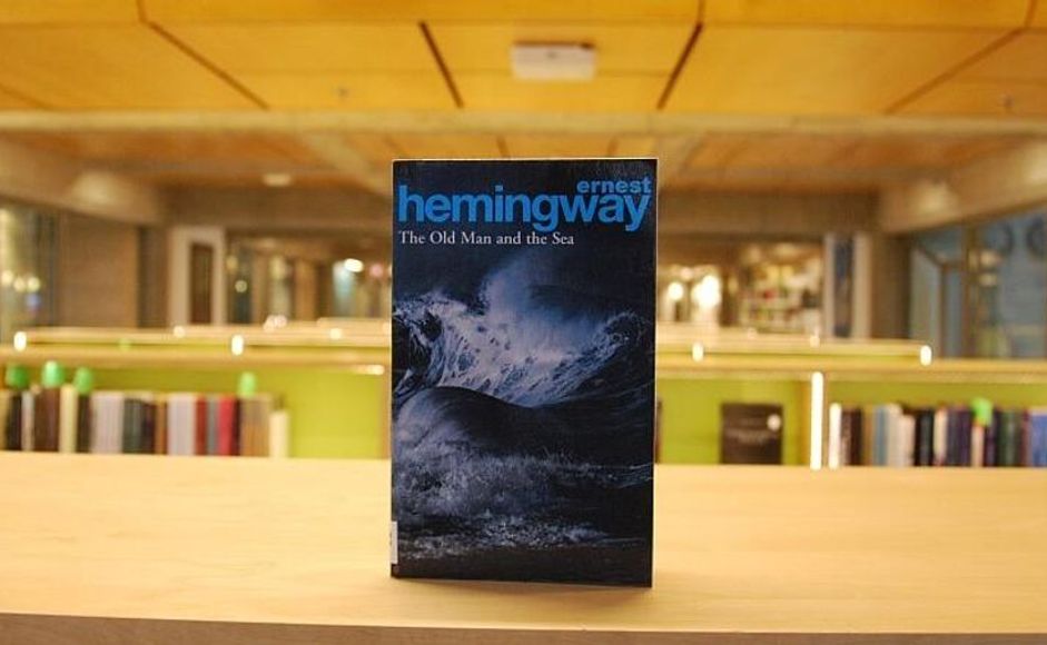 Den gamle mannen og havet av Ernest Hermingway bok i bibliotek