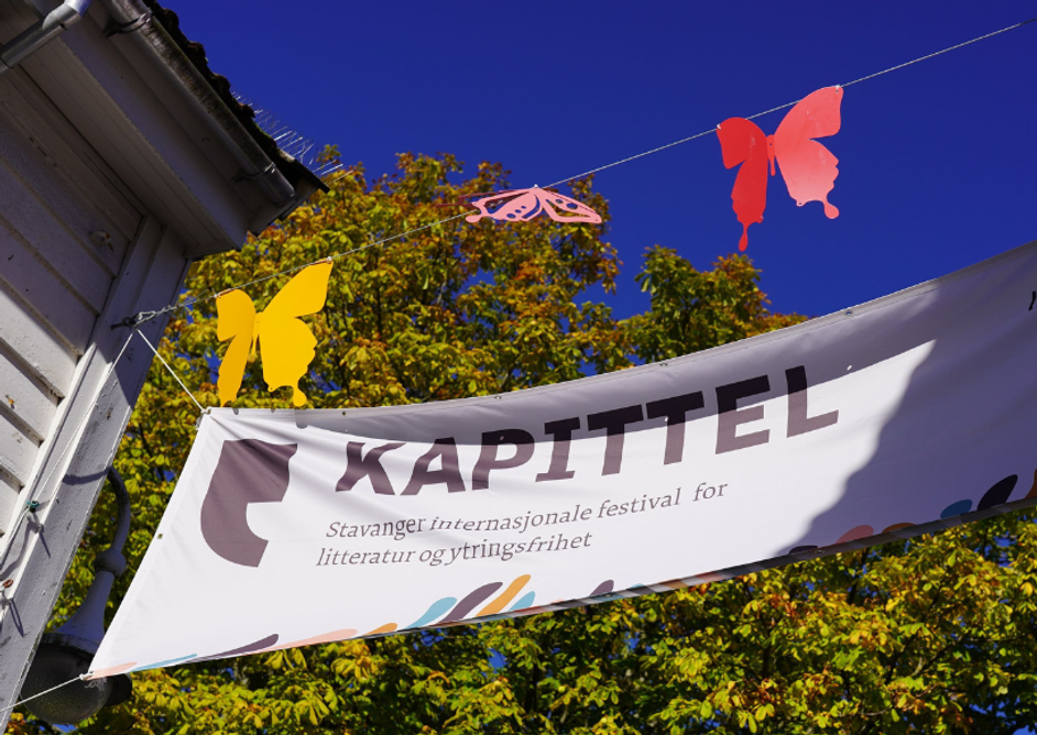 Kapittelbanner i en gate i Stavanger