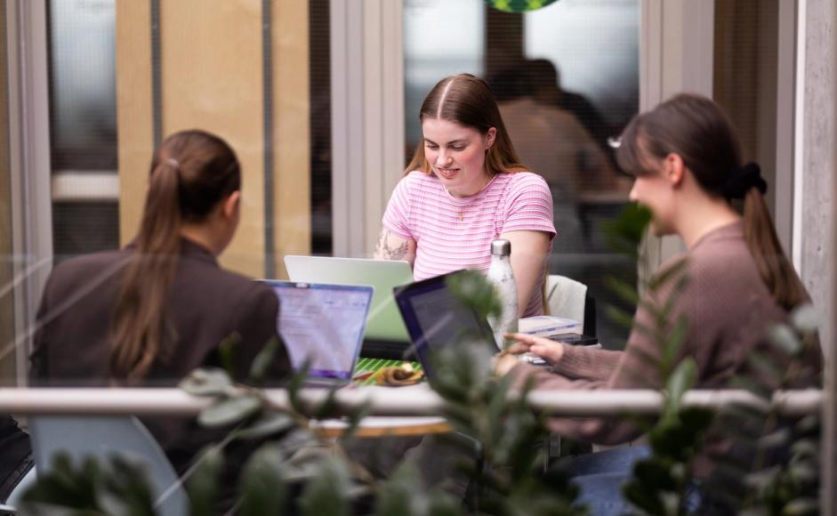 Studenter på en av balkongene i 4. etasje på Sølvberget bibliotek og kulturhus