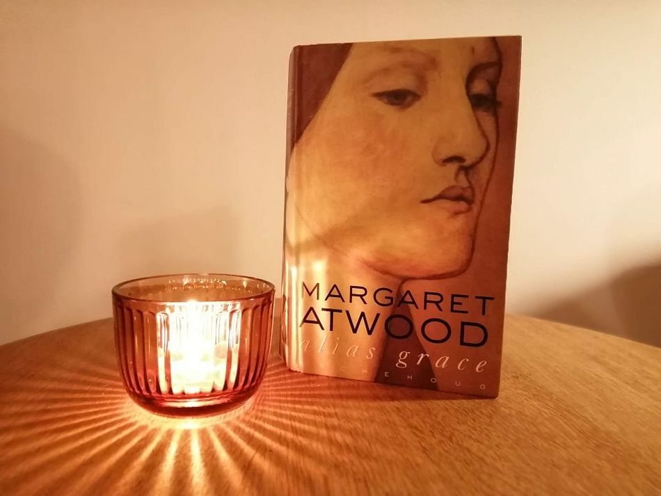 Alias Grace av Margaret Atwood stående på et bord