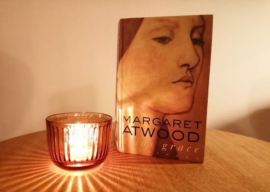 Alias Grace av Margaret Atwood stående på et bord
