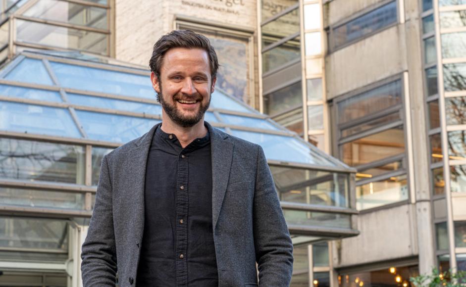 Festivalsjef Birk Florian Fischer Magnussen foran Sølvberget bibliotek og kulturhus