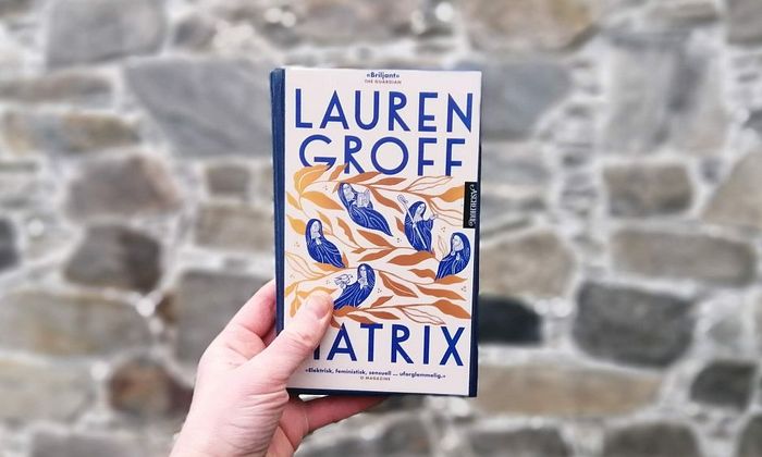 Matrix av Lauren Groff holdt foran en vegg