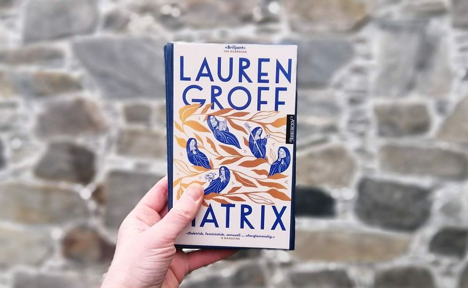 Matrix av Lauren Groff holdt foran en vegg