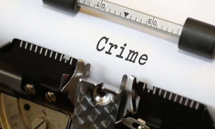 Ark med teksten Crime på ark i skrivemaskin