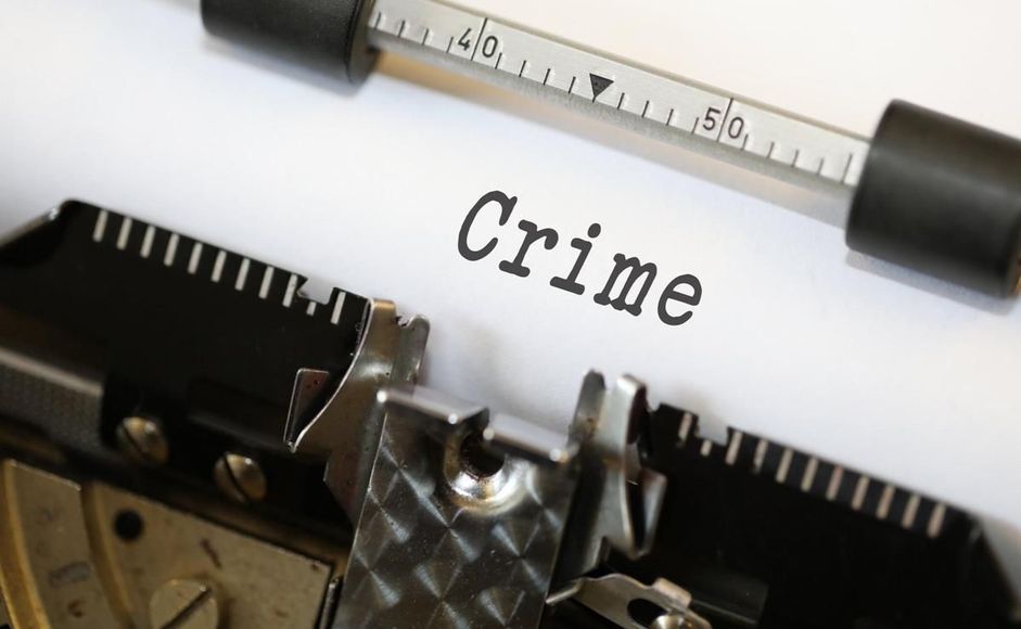 Ark med teksten Crime på ark i skrivemaskin