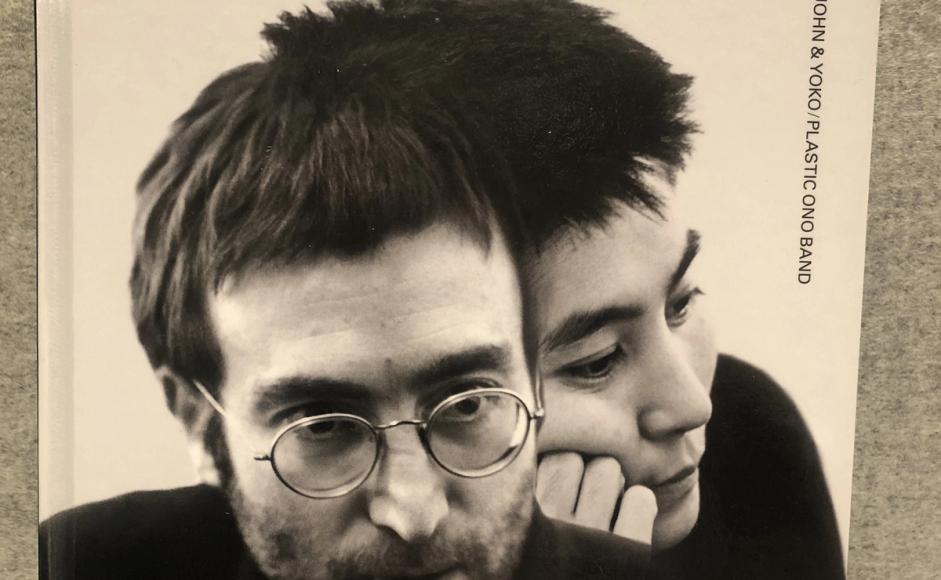 Bok cover av boka "John & Yoko/Plastic Ono Band, bildet av ansiktene til John Lennon og Yoko Ono, begge med kort hår