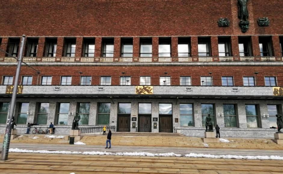 Oslo rådhus sett fra sjøsiden Foto Åsmund Ådnøy