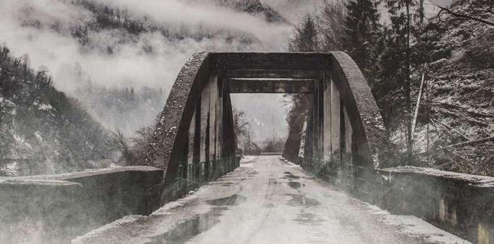 Bro med tåke i bakgrunnen om vinteren