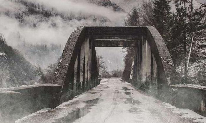 Bro med tåke i bakgrunnen om vinteren