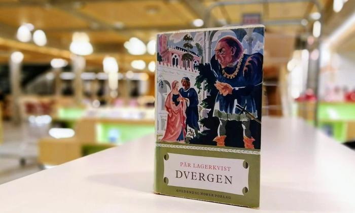 Dvergen av Pär Lagerkvist stående på hylle i biblioteket